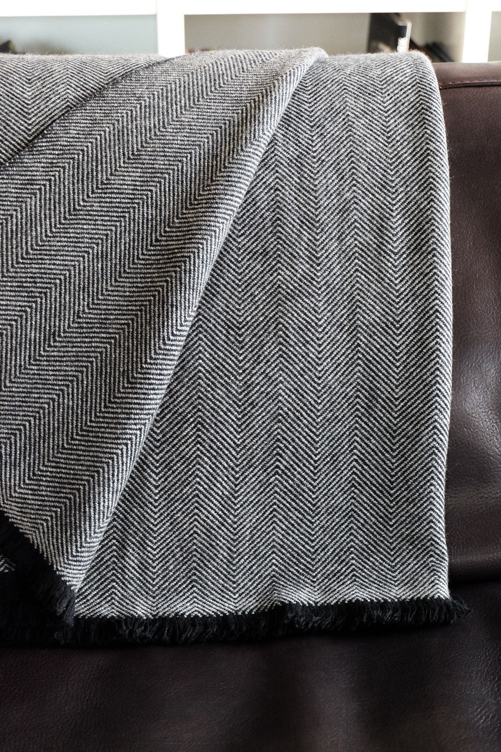 Erable 130 x 190 in mixed cashmere - black / heather grey - Mahogany